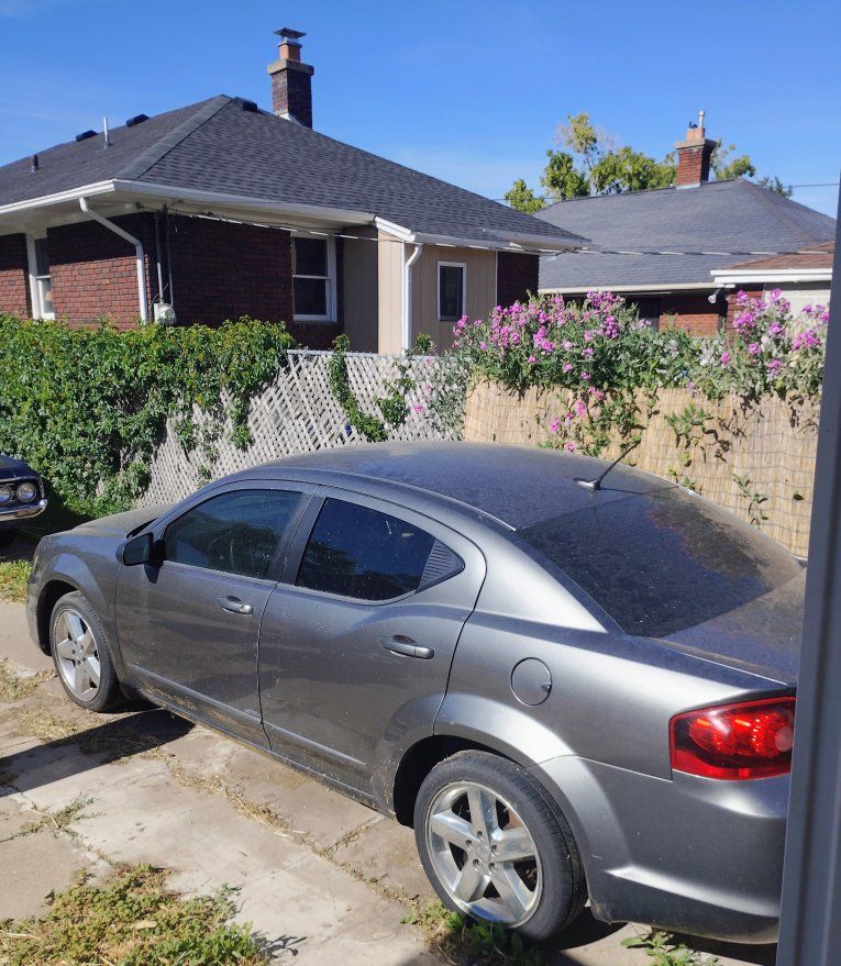 2012 Dodge avenger. (mechanic special/parts car) running! needs work!