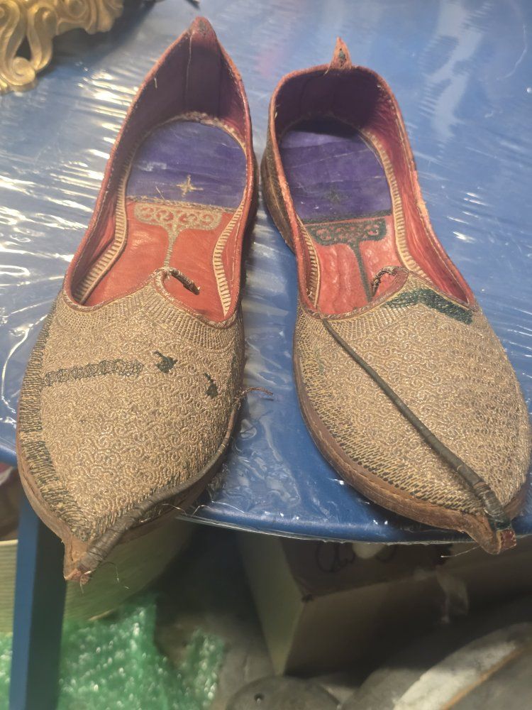 Vintage Hand-Embroidered Indian Jutti Shoes - Gold/Bronze Accents, 10 Inches