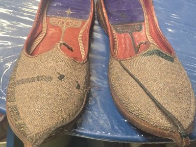 Vintage Hand-Embroidered Indian Jutti Shoes - Gold/Bronze Accents, 10 Inches