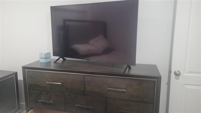 Bedroom Set Brown headboard w/rails, dresser with 2 matching nightstands