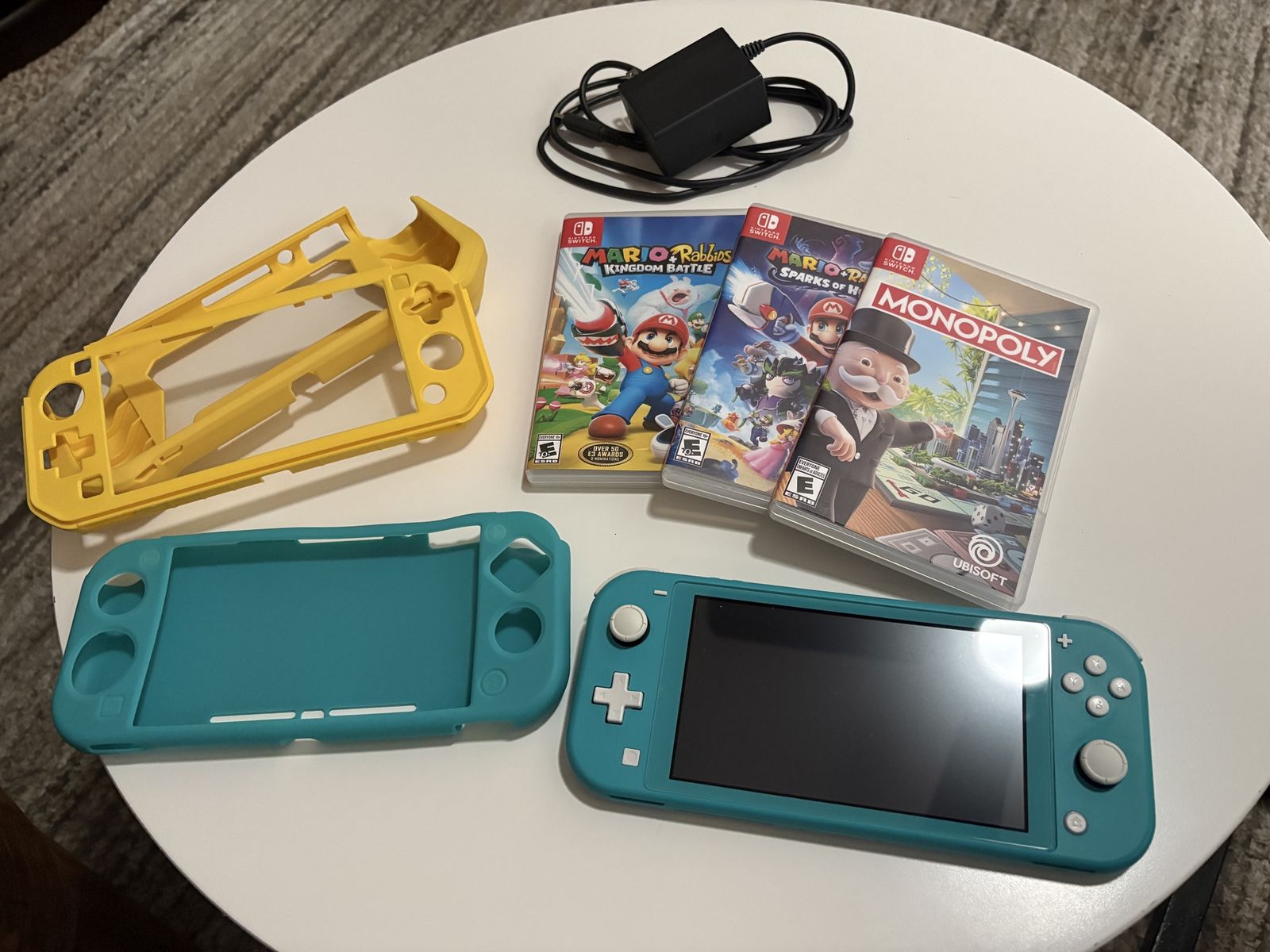 Switch Lite, clean and in great condition