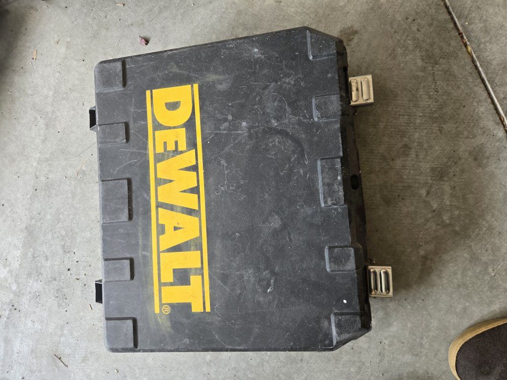 18v dewalt drill with bag, batteries and charger