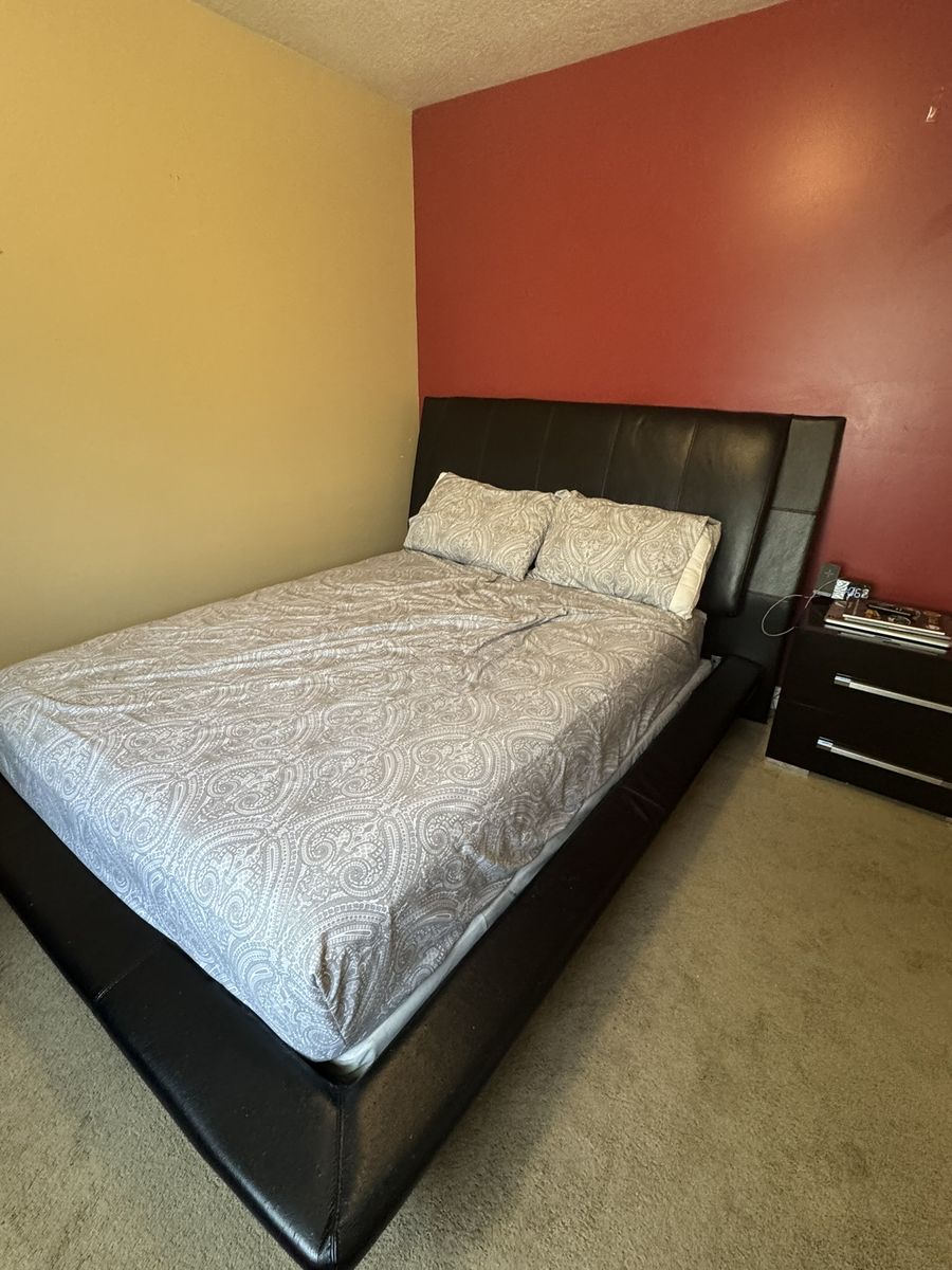 Queen Bed, dresser & nightstand