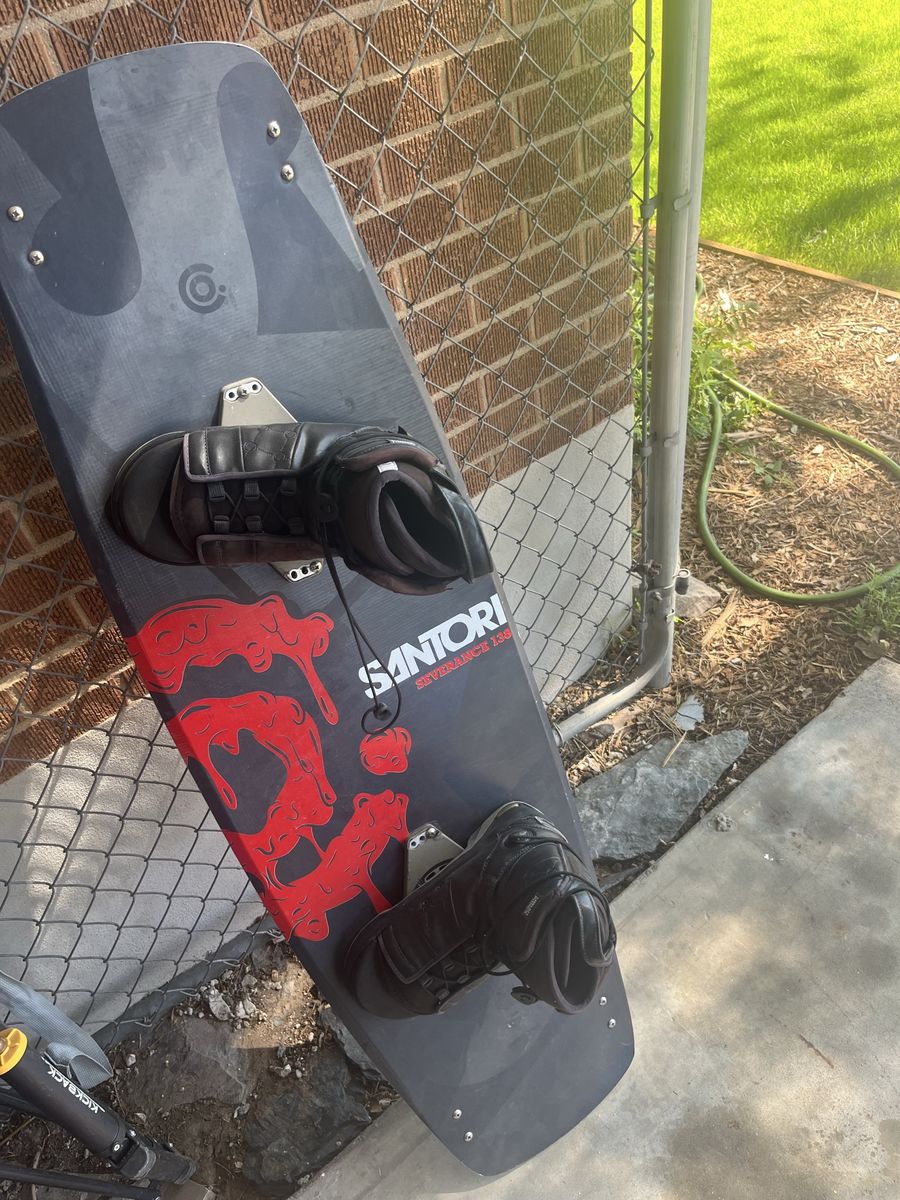 Company Santori Severance 138 Wakeboard XL hyperlite bindings