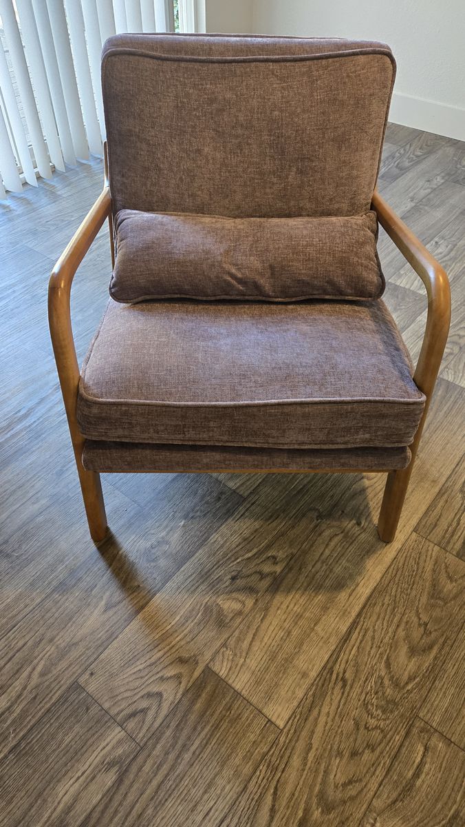 Mid Century modern style accent chair