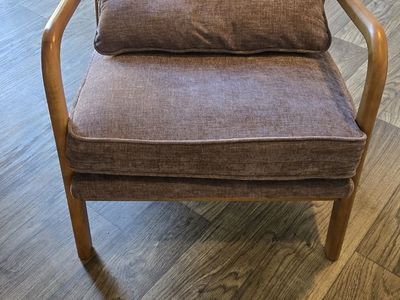 Mid Century modern style accent chair