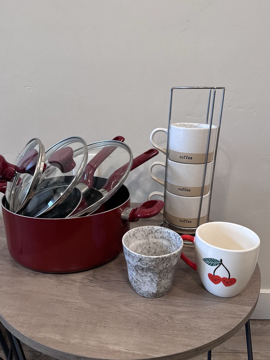 Pots and coffee mugs