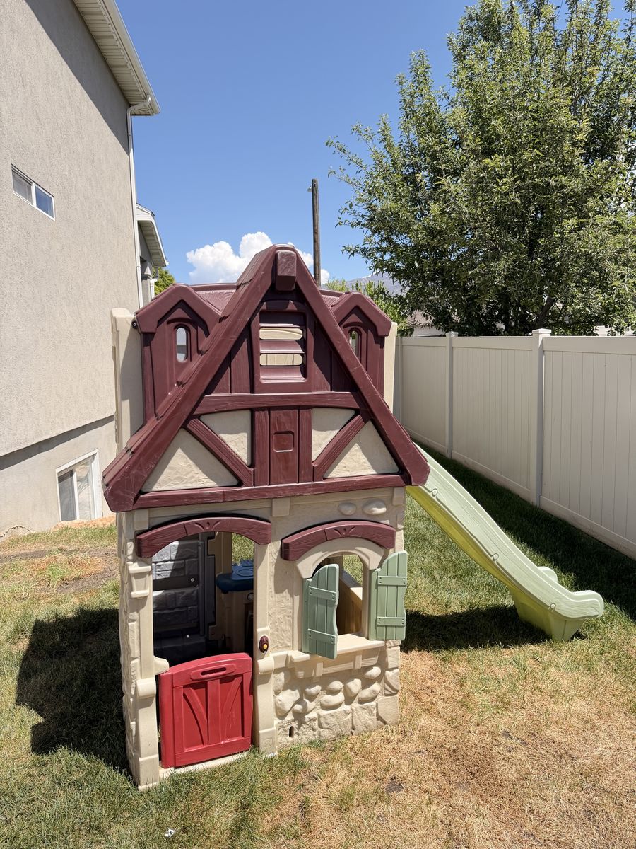 Outdoor Play House w/slide
