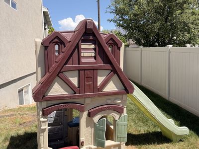 Outdoor Play House w/slide