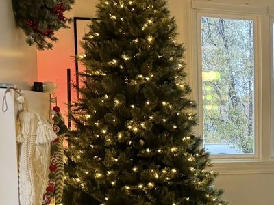 7.5’ Foot Christmas Tree with built in lights