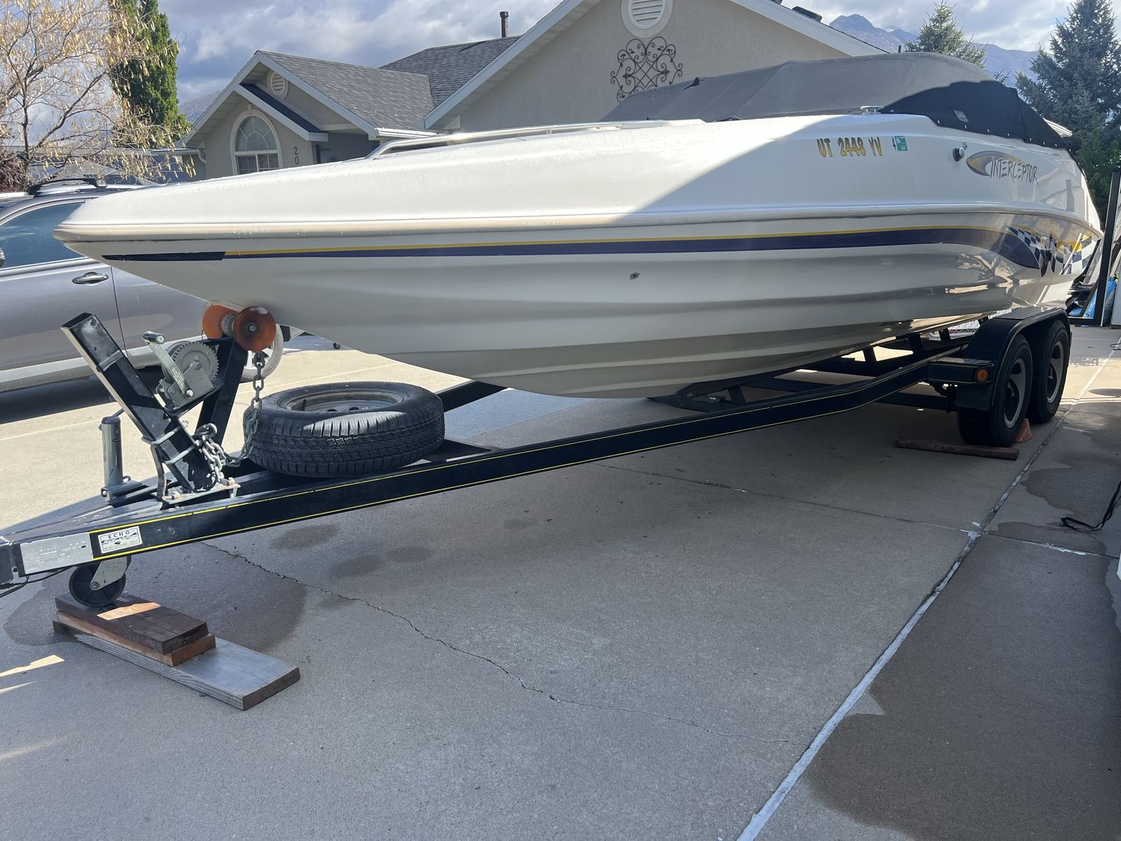 2001 Caravelle Interceptor 23-foot high performance bow rider