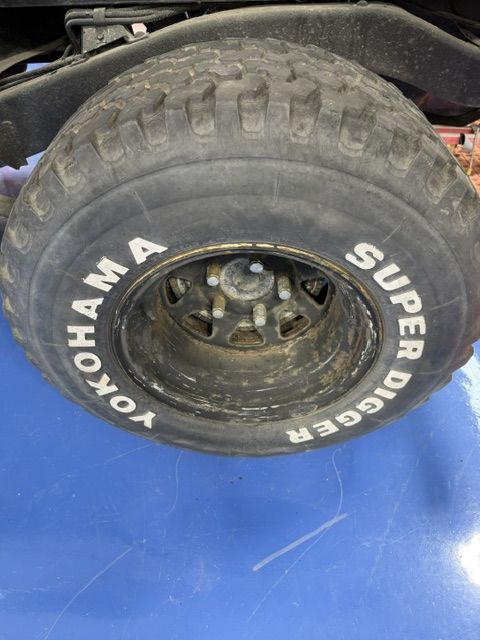 15" x 12" wheels 5x5.5 lug pattern. 31" x 11.5 Tires. Rollers only