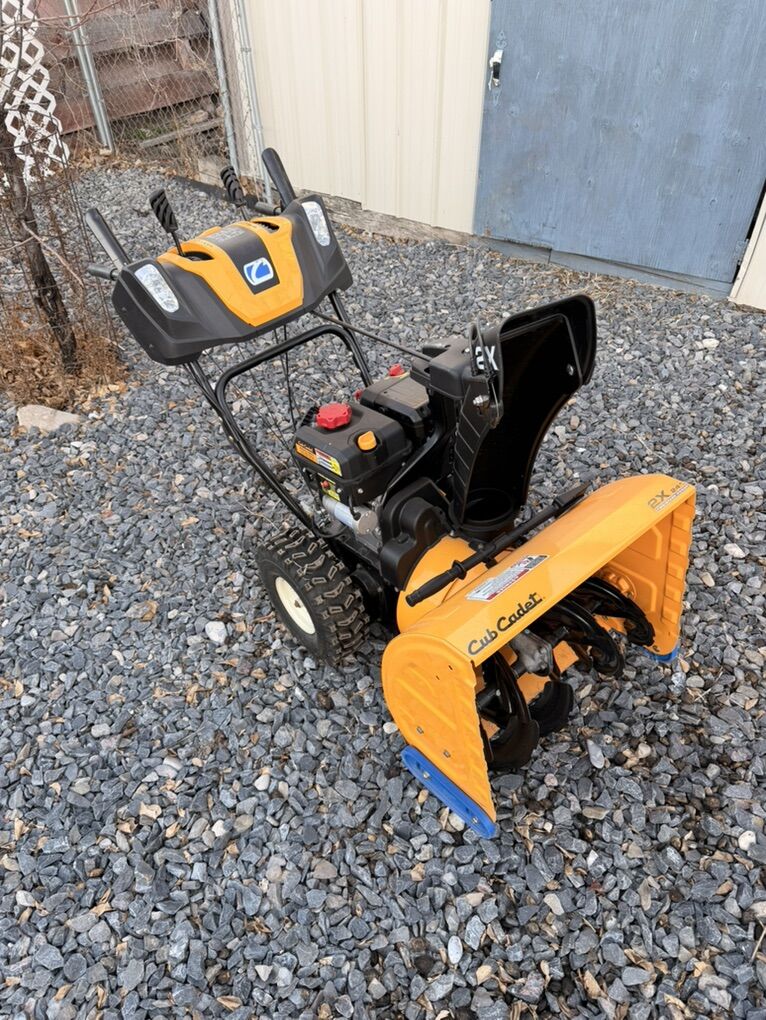 CUB CADET SNOWBLOWER