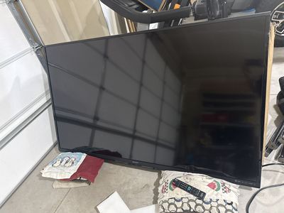 Sharp AQUOS 80” LED Smart TV - LC-80LE650U - Excellent Condition