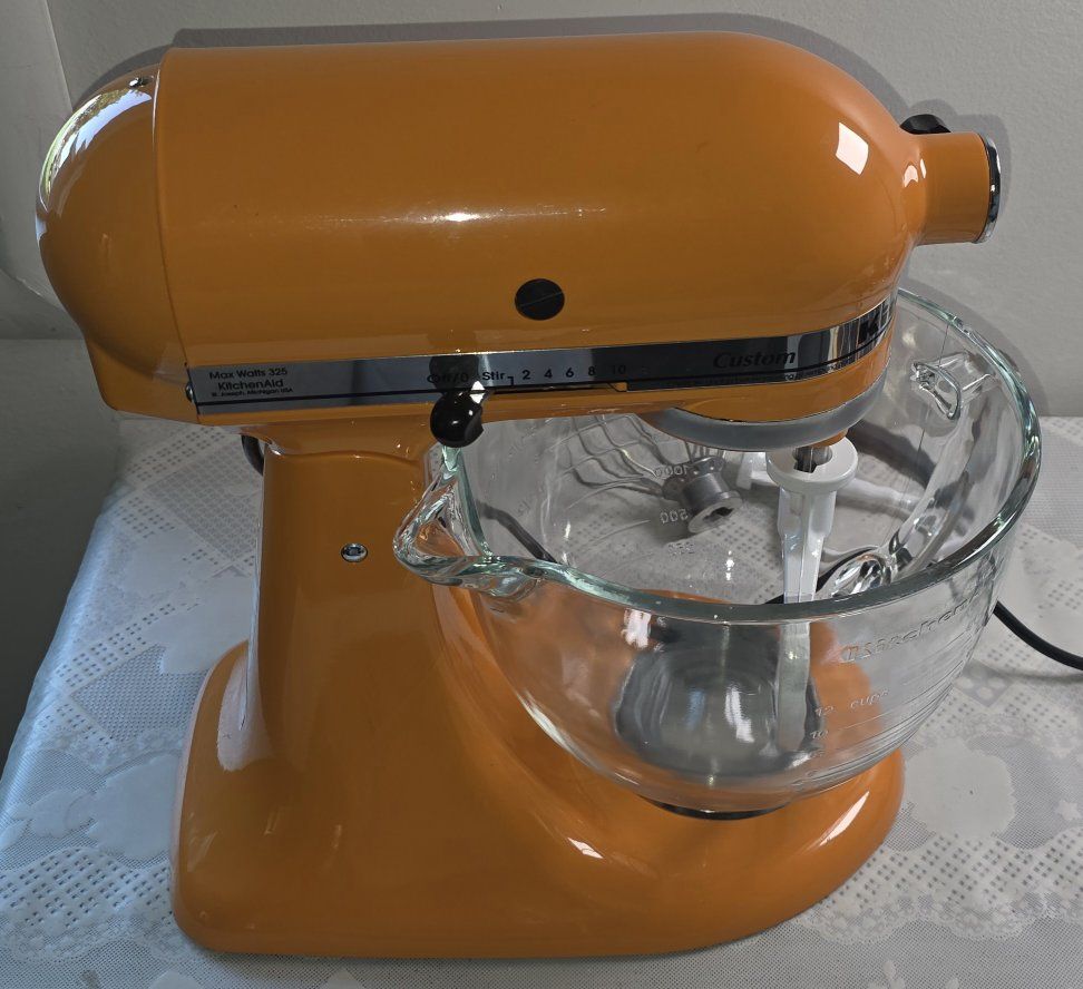 KitchenAid Custom 5 Quart Stand Mixer 325 Watts Vibrant Tangerine Colorway with Glass Bowl.