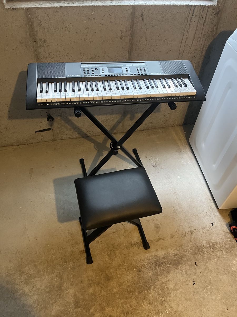 Alesis Melody 61 MKII 61-Key Portable Keyboard Piano w/ Stand & Bench - Excellent Condition