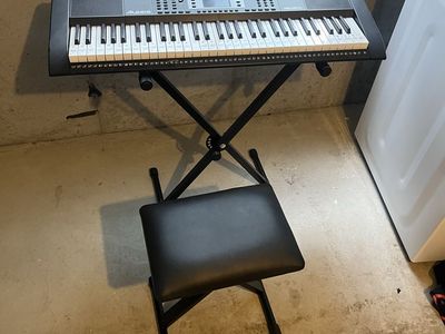 Alesis Melody 61 MKII 61-Key Portable Keyboard Piano w/ Stand & Bench - Excellent Condition