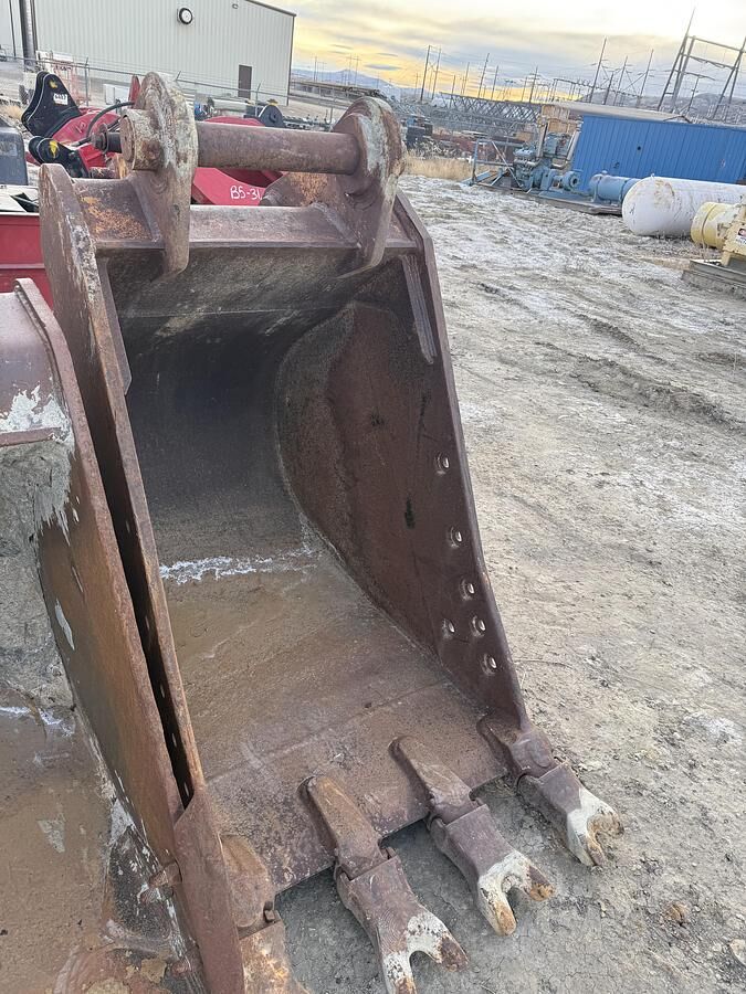 CAT 36-inch Excavator Bucket Stock #2601029