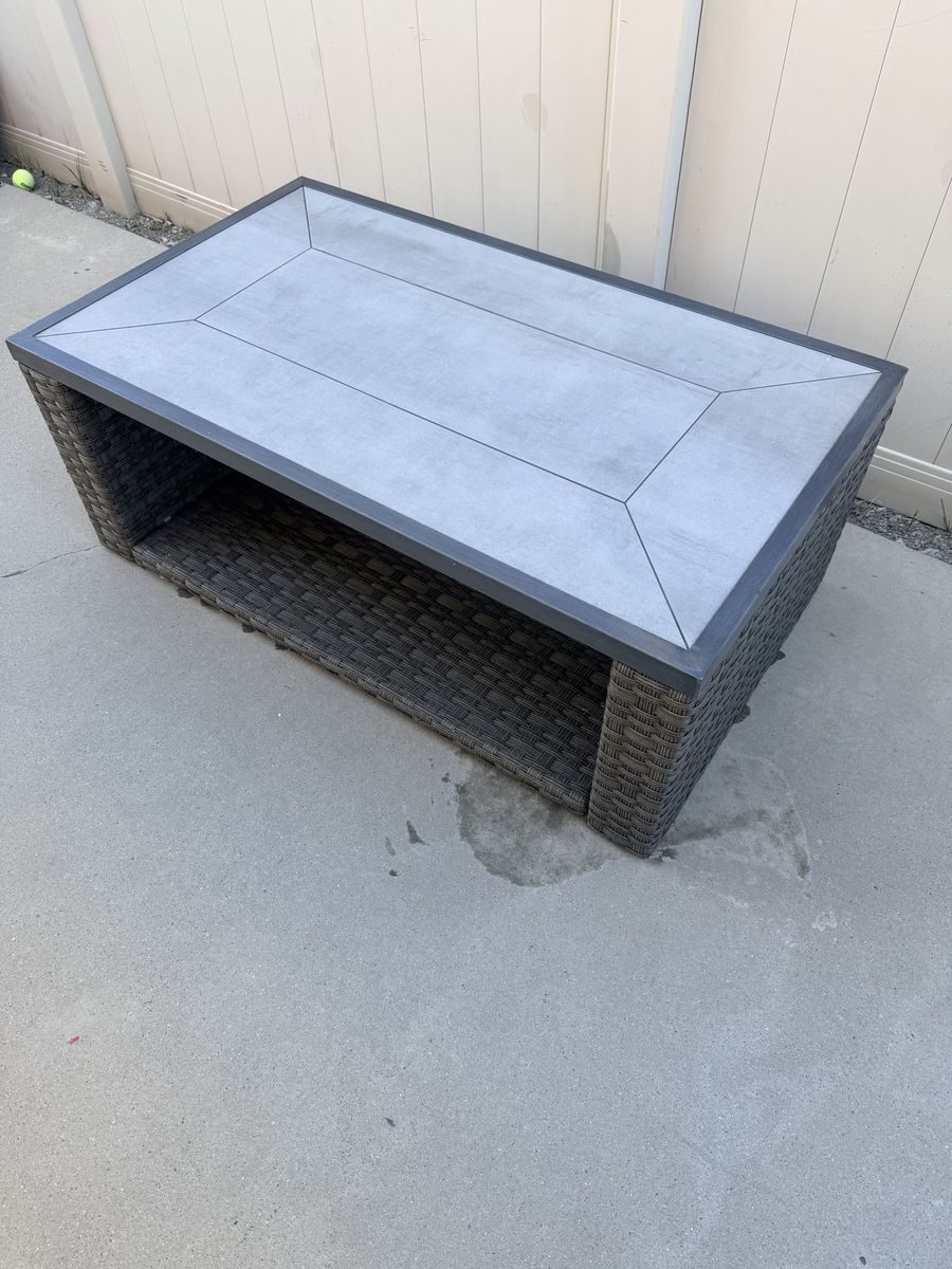 Outdoor Coffee Table – Great Condition