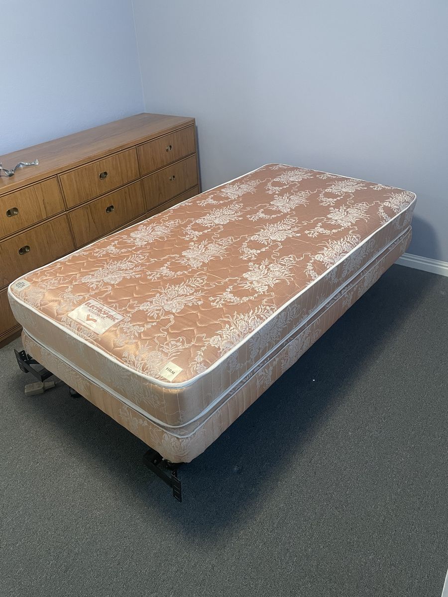 Electropedic adjustable twin bed