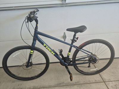 Trek Verve 3 Disc Hybrid Bike - Navy Blue & Yellow Accent