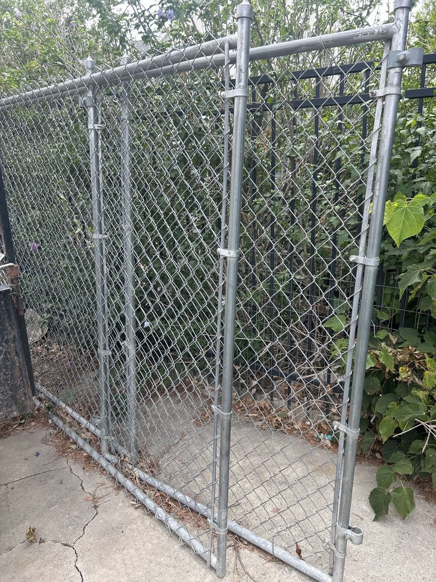 Dog Kennel: Chain Link