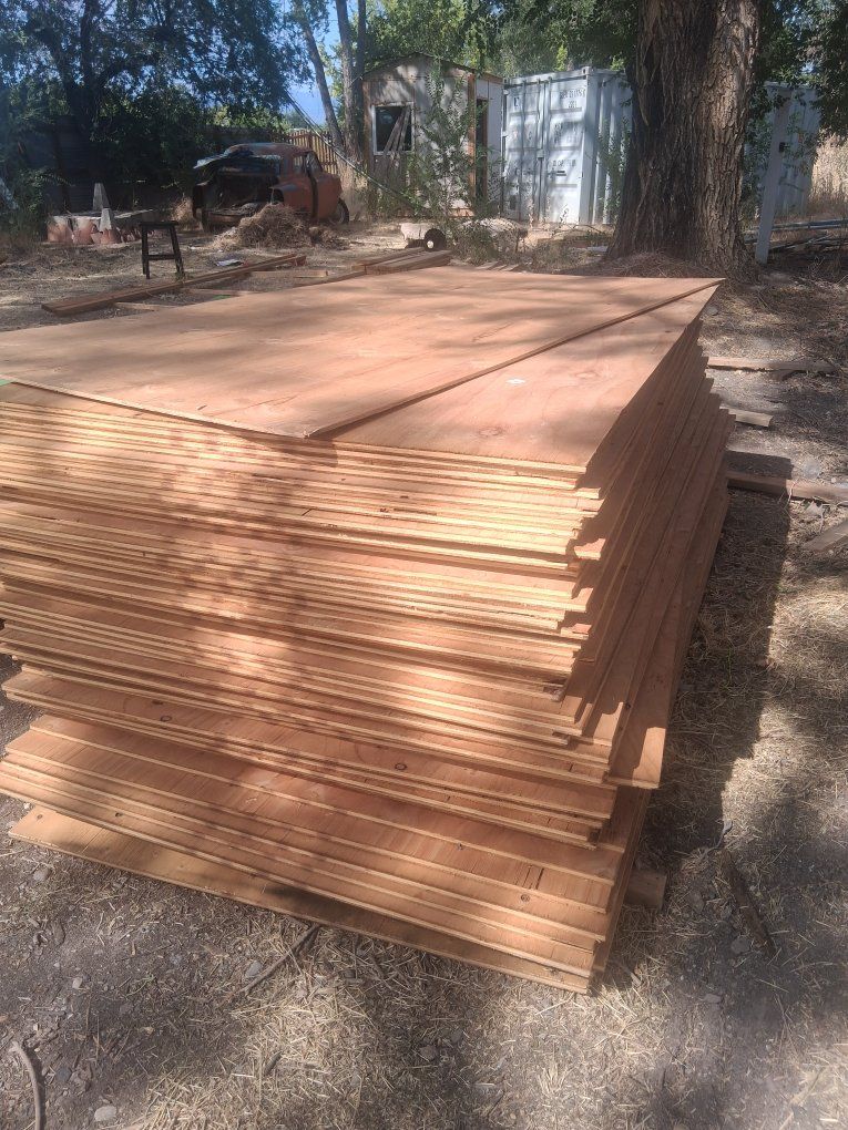 Lumber Liquidation. 19/32 plywood. New.