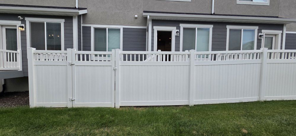 Townhouse vinyl fence with gate Picket Top MUST GO ASAP