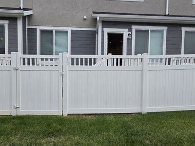 Townhouse vinyl fence with gate Picket Top MUST GO ASAP