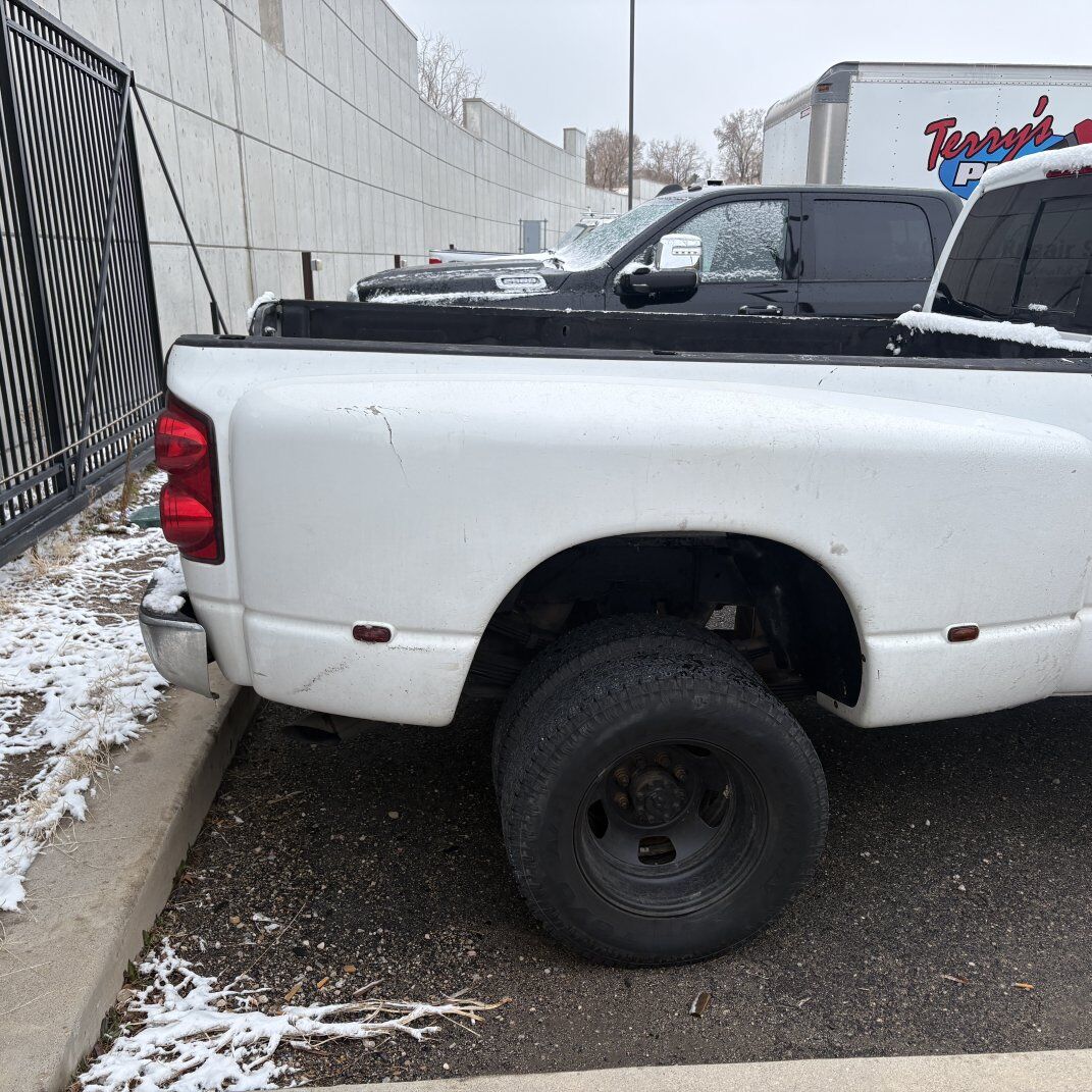 2007 Dodge dual rear truck bed