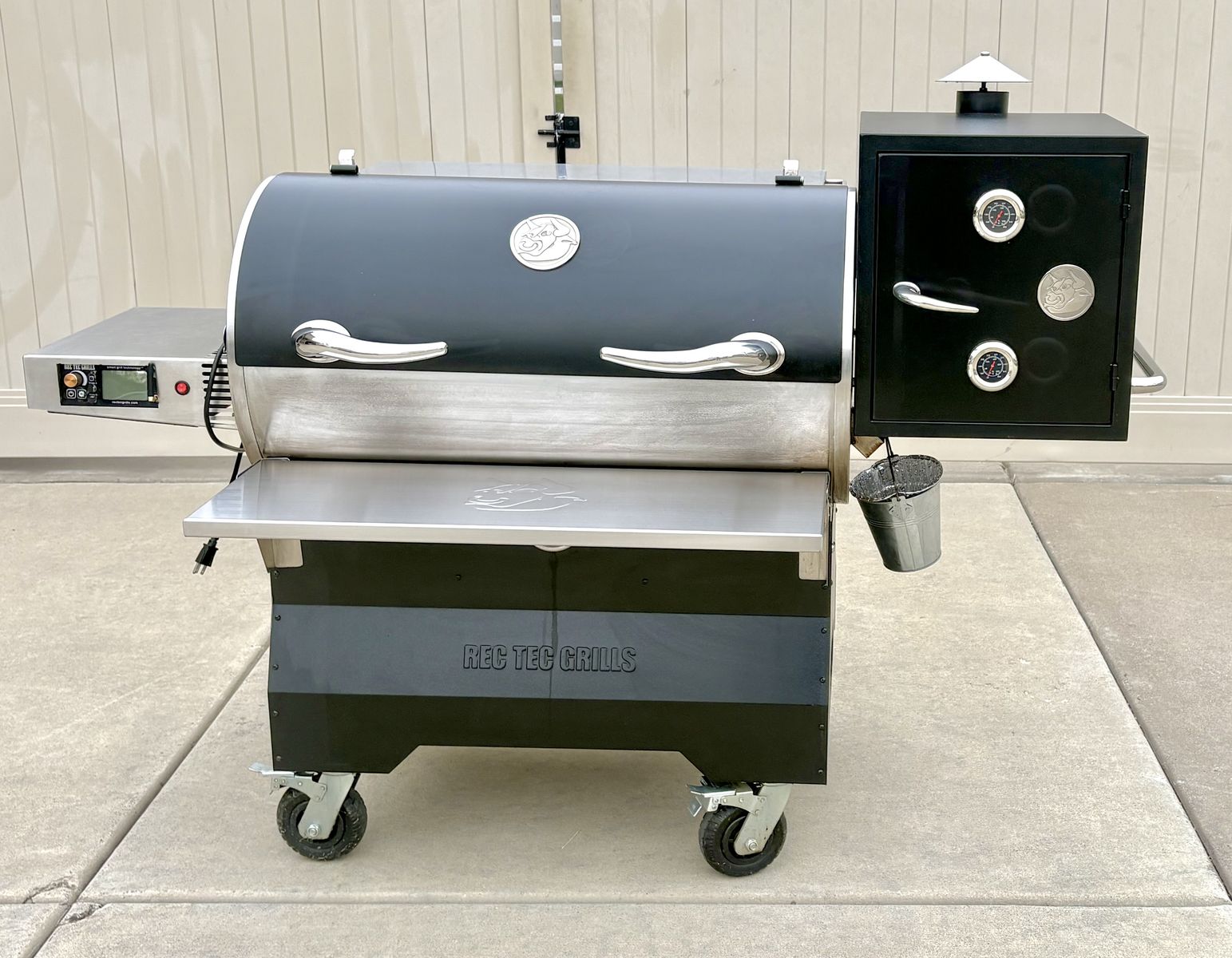 Recteq Bull 700 Smoker with Accessories