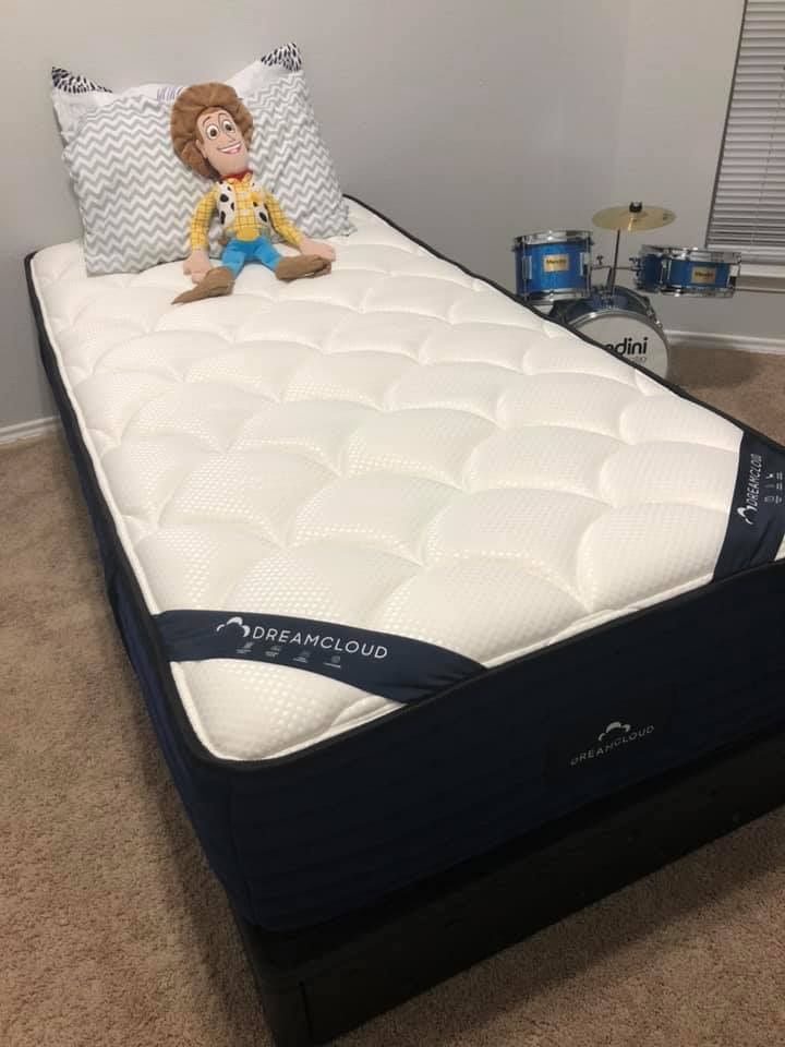 DreamCloud Memory Foam Mattress, Twin XL, Like New, Excellent Condition
