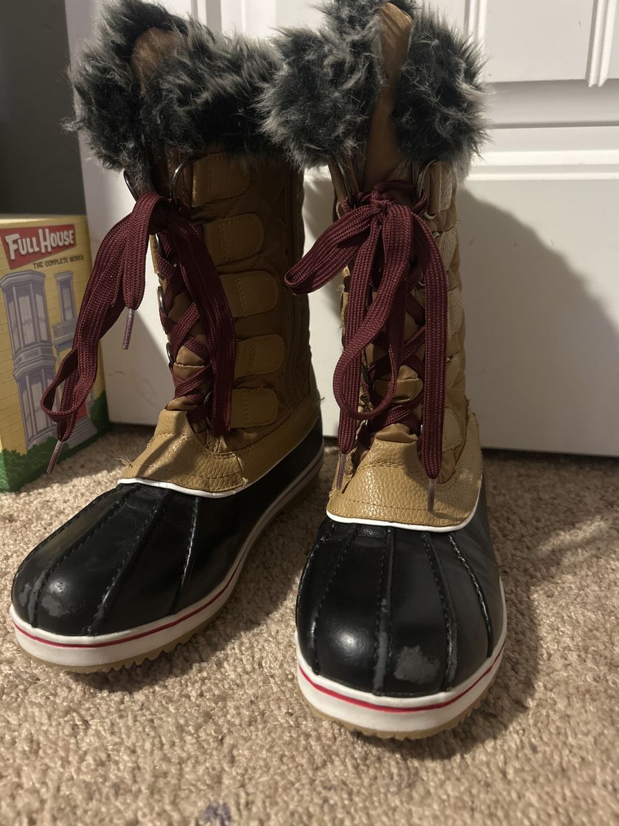 Cute Winter Duck Boots with Faux Fur Trim - Size 8, Tan & Black