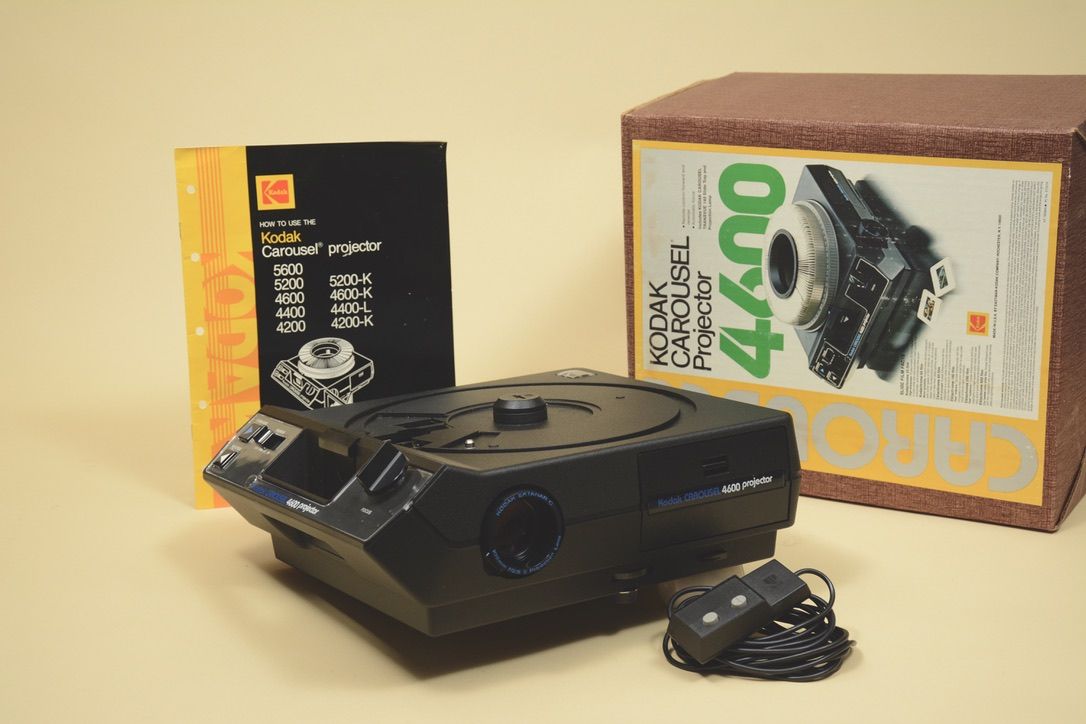 Kodak 4600 Carousel Slide Projector & Projector Screen