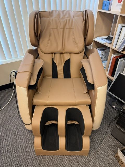SMAGREHO Full Body Zero Gravity Massage Chair - Excellent Condition (Priced to Move!)