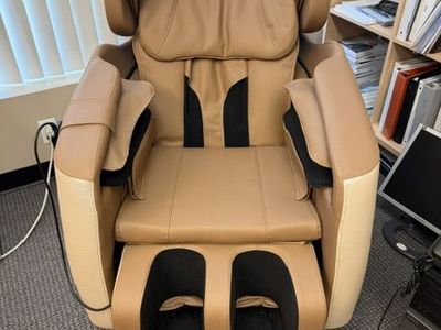 SMAGREHO Full Body Zero Gravity Massage Chair - Excellent Condition (Priced to Move!)
