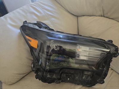 Toyota Tacoma 2025 passenger side headlight