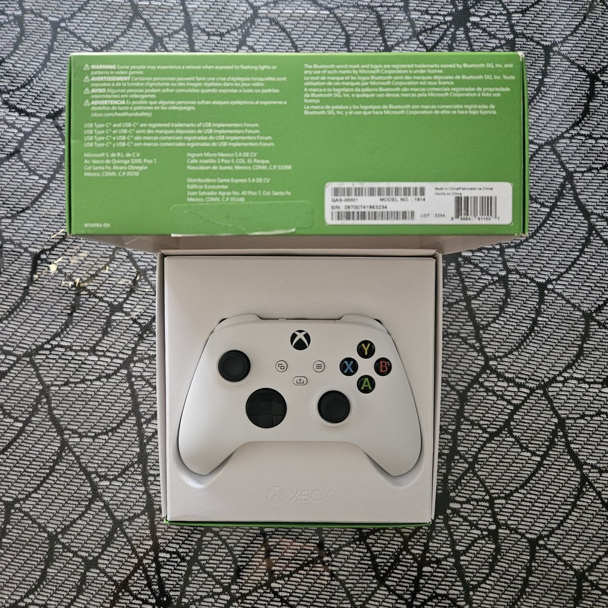 Microsoft Xbox Wireless Controller - Robot White (Model 1914) with Box