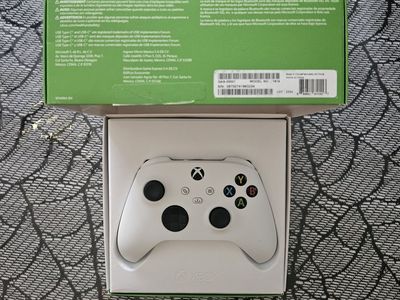 Microsoft Xbox Wireless Controller - Robot White (Model 1914) with Box