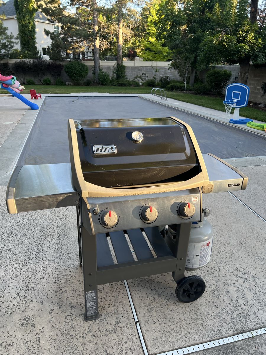 Weber Spirit II 3-Burner Propane Grill – Clean & Works perfect