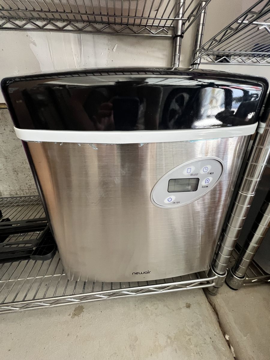 Ice Maker. Newair. Countertop.