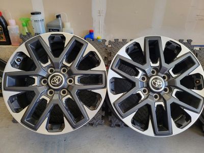 Set of OEM Toyota wheels 20in bolt pattern 6x139.7 like new