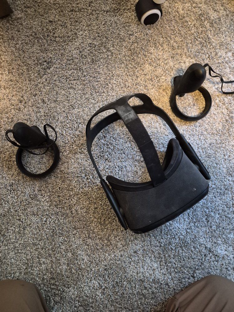 Meta Quest 1 VR Headset & Controllers