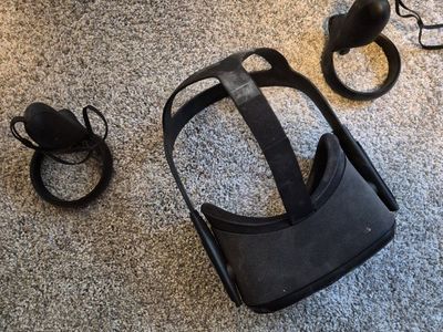 Meta Quest 1 VR Headset & Controllers