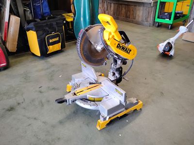 DEWALT DW716 12-inch Double-Bevel Compound Miter Saw