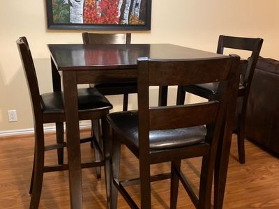 DinIng Table And 4 Chairs
