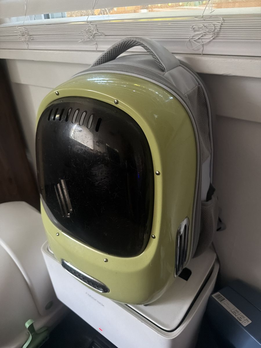 Cat carrier backpack with AC fan 