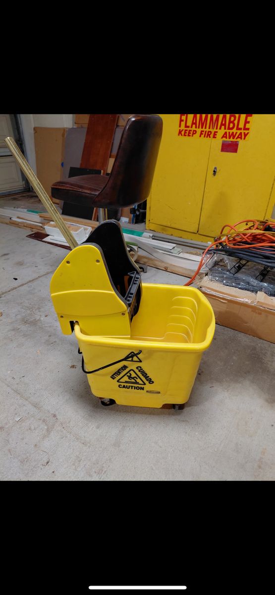 Mop bucket with ringer