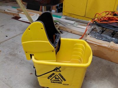 Mop bucket with ringer