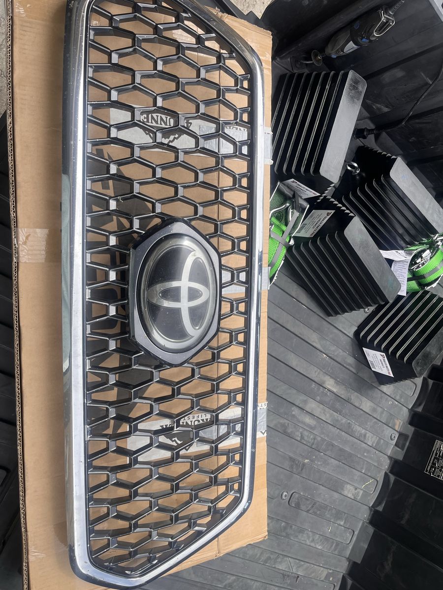 2019 Toyota tacoma front grill